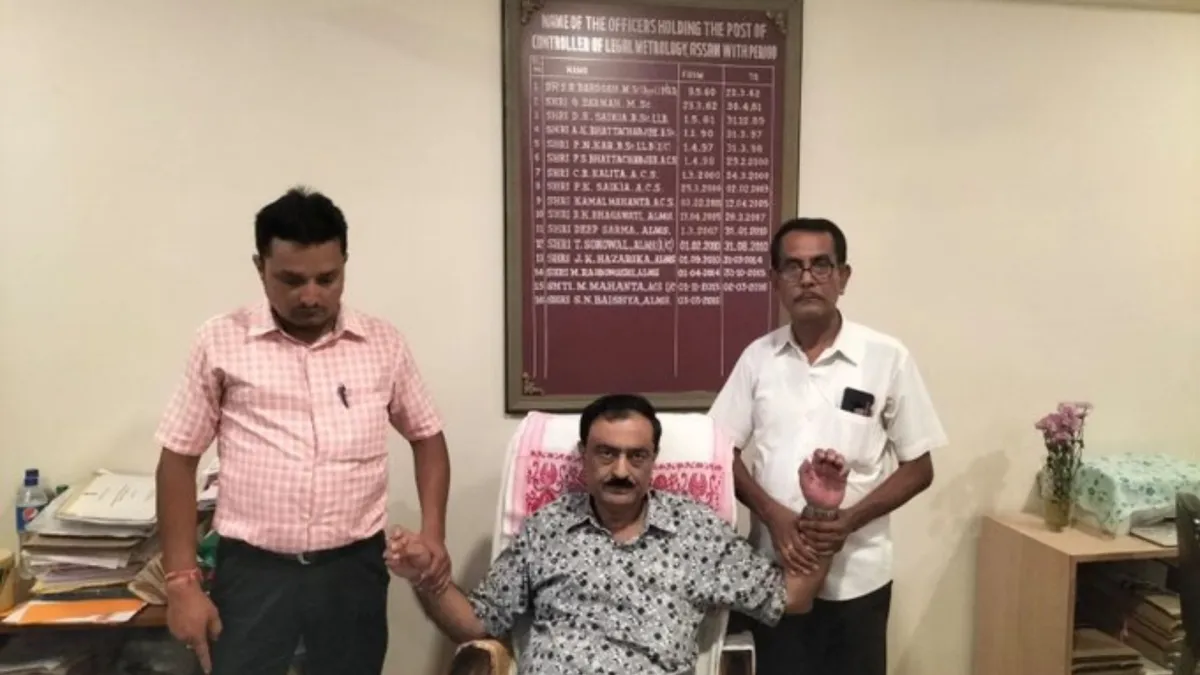 Assam: Legal Meteorology Controller caught red handed taking bribe.